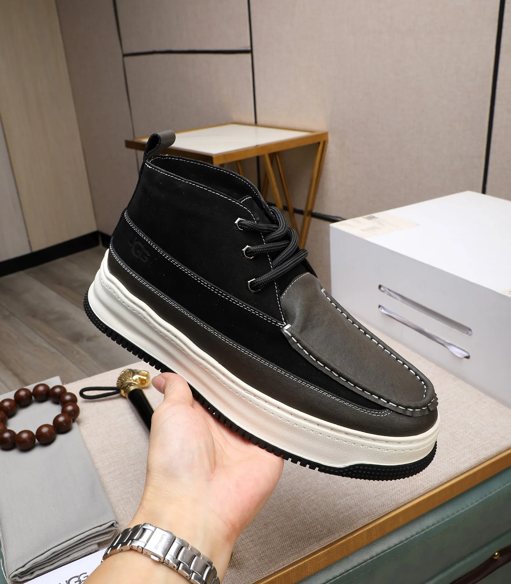 Men's shoes 💰700 [High-end UGG] (full wool lining) The top-end high-quality fur-in-one warm snow boots are from the Australian warm luxury brand men's shoes, UGG-5877 official website is synchronized, made of imported cowhide, carefully sewn. Imported rubber foam outsole (comfortable, soft, wear-resistant) The quality is really great... Exquisite workmanship, you can't put it down at first sight, code number: 39-44 (45 custom-made)